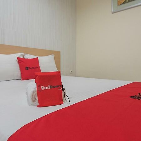 Reddoorz Near Mt Haryono Semarang Hotel Kültér fotó