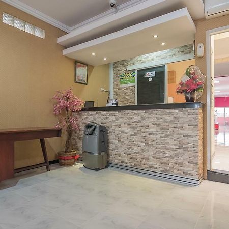 Reddoorz Near Mt Haryono Semarang Hotel Kültér fotó
