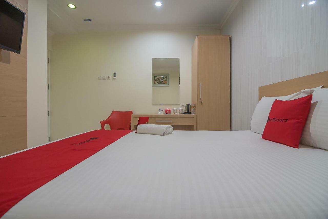 Reddoorz Near Mt Haryono Semarang Hotel Kültér fotó